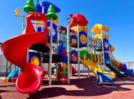 KORAL DOMKI klimatyzacja-ogrzewanie mega place zabaw świetlica, hotel en Sarbinowo