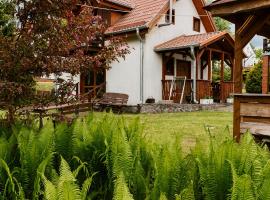 Wataha - domek całoroczny nad jeziorem, cottage in Mikołajki