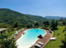 Agriturismo Piano di Andrea, בית חווה בOstigliano