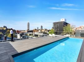 Entire One Bedroom Apartment With Rooftop Pool & Private Backyard, pet-friendly hotel in Sydney