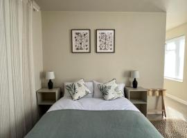 Viesnīca Cosy 1 BR, 10min drive to Bath centre,Free parking Bātā, netālu no apskates objekta Beckford's Tower and Museum