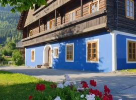 Blue House, hotel with parking in Ramingstein