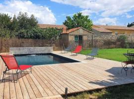 Vaste demeure avec piscine, à 14 km de la mer., hotel em Salles-d'Aude