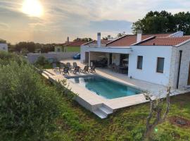 NEW Villa San Zusto, 1600 m2 plot area, heated pool with hydromassage zone, hotel in Galižana