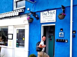 The Hut Wales - A Sea Front Inn, beach hotel in Holyhead