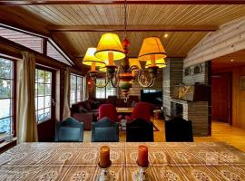 Large cabin with Sjusjøens best view, sauna and ski in out, hotel with hot tubs in Ringsaker