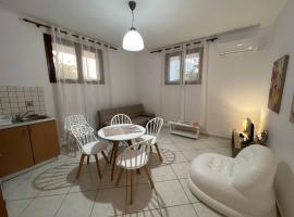 Elegant studio by the beach in Ireon, hotel with parking in Iraion