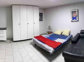 Basel - 5 mins away - Modern Basement Studio with Kitchen 35m2 in Muttenz, hotel v destinaci Muttenz