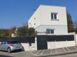 Maison moderne 3 chambres 6 mns plage, Hotel in Lorient
