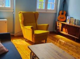 Yellow and blue relax house, cabaña o casa de campo en Pireo
