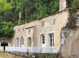 Nuit insolite dans une troglodyte !, holiday home in Nazelles