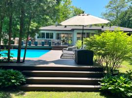 Stunning Modern Beach House with Swimming Pool and Spectacular Sunsets, beach rental in Tiny