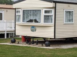 Millfields 6 berth caravan MAX 4 ADULTS Bob family's only and lead person must be over 30, semesterhus i Ingoldmells