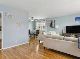 Rockaway 3 bedroom suite by the Sea., hotel cerca de Estación de metro Rockaway Park - Beach 116th Street, Wave Crest