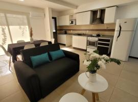 Lujoso apartamento cómodo y luminoso con seguridad 24 hs y estacionamiento, hôtel à Guaymallen près de : 900 Winery