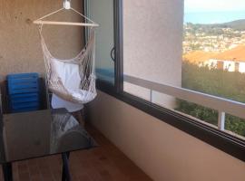 Appartement 4 personnes vue mer, hotell i Carqueiranne