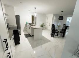 Stylish and luxurious apartment basement unit, hotel v destinaci Longueuil