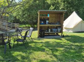 Viesnīca ar autostāvvietu Route 47 Glamping Bell Tents pilsētā Cross Hands