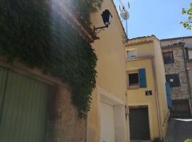 Maison au cœur d'un petit village provençal proche Vaison la Romaine, hotell med parkering i Saint-Romain-en-Viennois