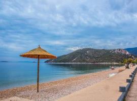 Διαμέρισμα με θέα στη θάλασσα στα Λουτρά Ωραίας Ελένης: Loutra Oraias Elenis'te bir daire