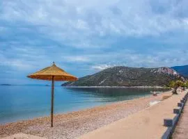 Διαμέρισμα με θέα στη θάλασσα στα Λουτρά Ωραίας Ελένης