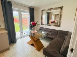 3BR-Sleeps 6 -Walk to Etihad & AO Arena