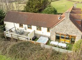 The West Barn near Bath, sleeps 24 and 2 hot tubs、ブリストルのホテル