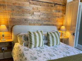 Cosy 2 bed flat in Crickhowell, hotel u gradu 'Crickhowell'