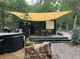HiddenAcres Cabin - woodsy private couples retreat, villa in Eustace