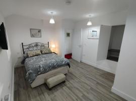 Charming Studio Flat with Parking, hotell med parkering i Enfield