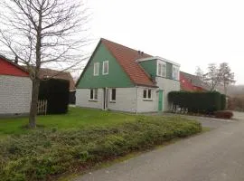 Nice holiday home with WiFi, on a holiday park 200m from the beach