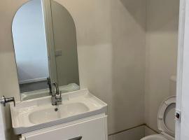 Room2 Accommodation, hotel with parking in Burwood