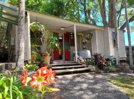 Quirky Cottage in Centre of Maleny, Walk Everywhere, hotel din Maleny