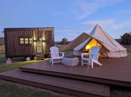 Glamping Vineyard Getaway with Luxury Amenities, tented camp en Broke