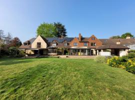 Remarkable 7 Bedroom Family House in Farnborough, hótel í Farnborough