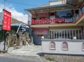 RedDoorz near Desa Wisata Tambi Dieng, penzión v destinácii Wonosobo