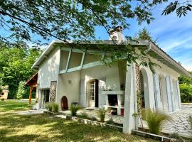 Piscine- Maison familiale de charme-Medoc, hótel í Queyrac