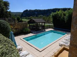Cosy gîte with magnificent view, private terrace and shared swimming pool, hotel din Peyzac-le-Moustier