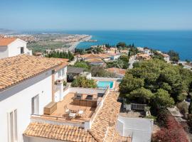 Villa la Colina with heated pool and jacuzzi, cottage in Salobreña