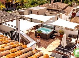 Town house with jacuzzi and foosball table, villa in Viñuela