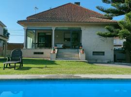 Gran casa pareada con piscina en Vigo. Playa: 9min, hytte i Vigo