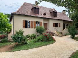 Lovely 8 Persons House in Alles-sur-Dordogne โรงแรมที่มีที่จอดรถในAllès-sur-Dordogne