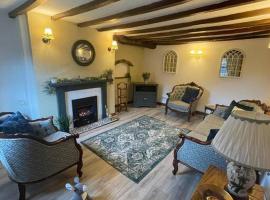 Beautiful Village Cottage 5 mins to Alton Towers, family hotel in Alton