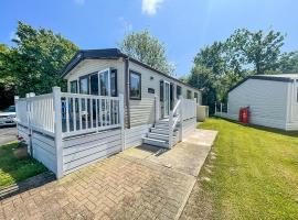 Beautiful Caravan With Decking At Carlton Meres Holiday Park, Suffolk Ref 60022m، فندق مع موقف سيارات في ساكسموندهام