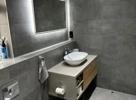 Luxury West London 3BR House, Cul De Sac