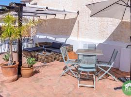 Town house with roof terrace in heart of Vinuela, apartment in Viñuela