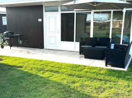 Beautiful Chalet, 18 Cordova, Selsey Country Club, hotel para golfe em Selsey