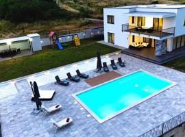 Luxury Villa Rilassante-Heated Pool,Full Privacy,Children Playground, sumarbústaður í Sinj