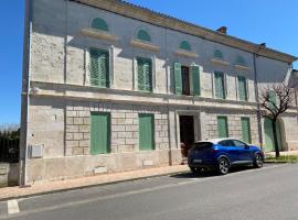 The Little Robin, hotel with parking in Chevanceaux