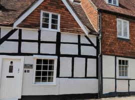 Cosy character cottage in central Marlborough UK, feriebolig i Marlborough